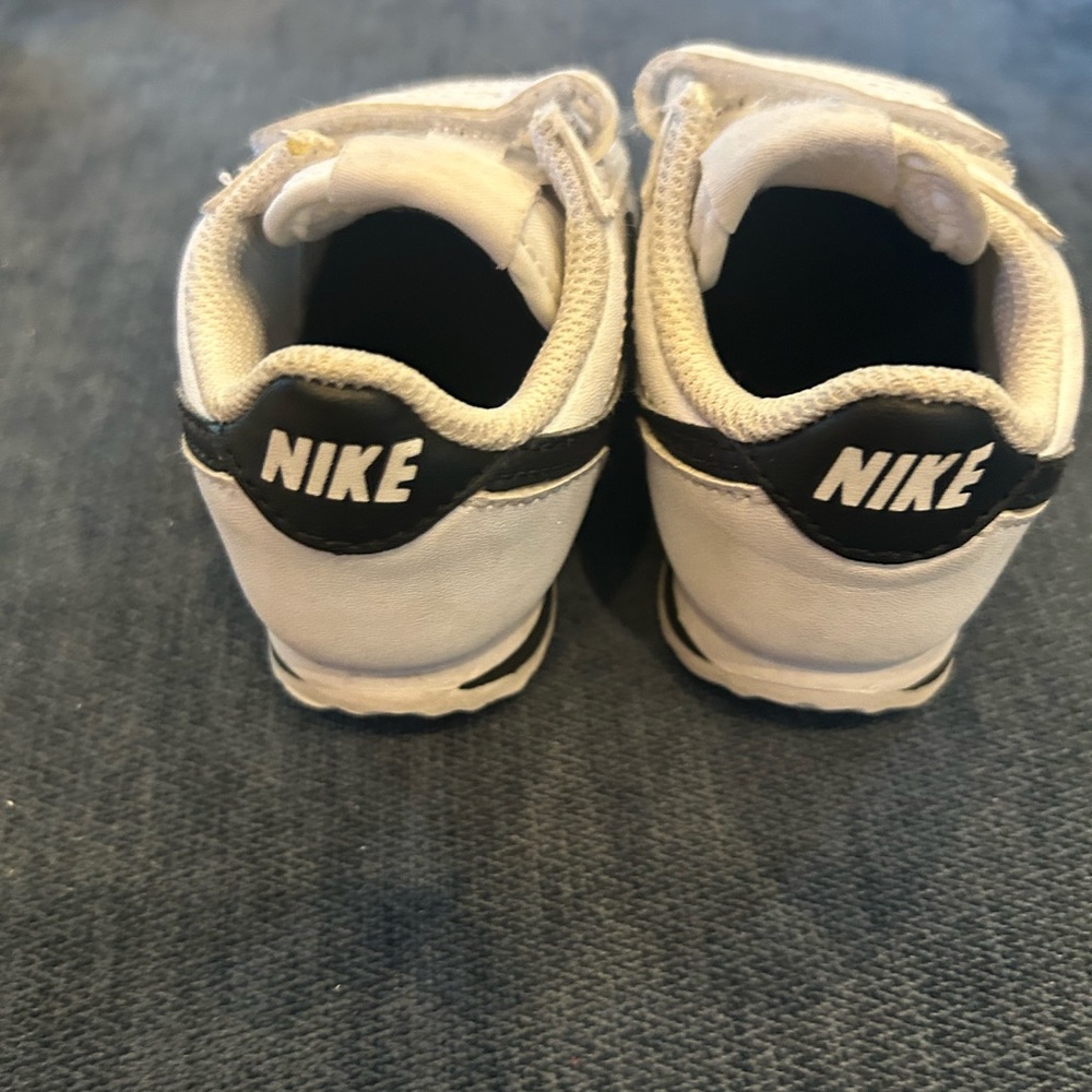 Nike Kids Velcro White and Black Sneakers size 4C GUC - Picture 2 of 3